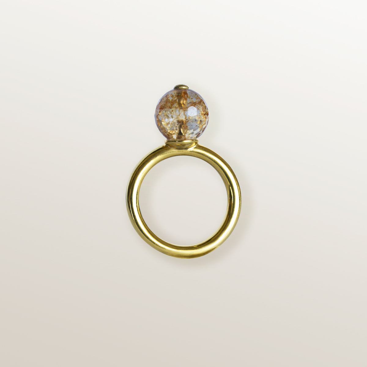 Anillo de Oro Vermeil amarillo: Plata de 925 milésimas revestida con 3 micras de oro amarillo de 18 quilates.
Citrino Marmolado de en forma de esfera facetada de 8 mm.