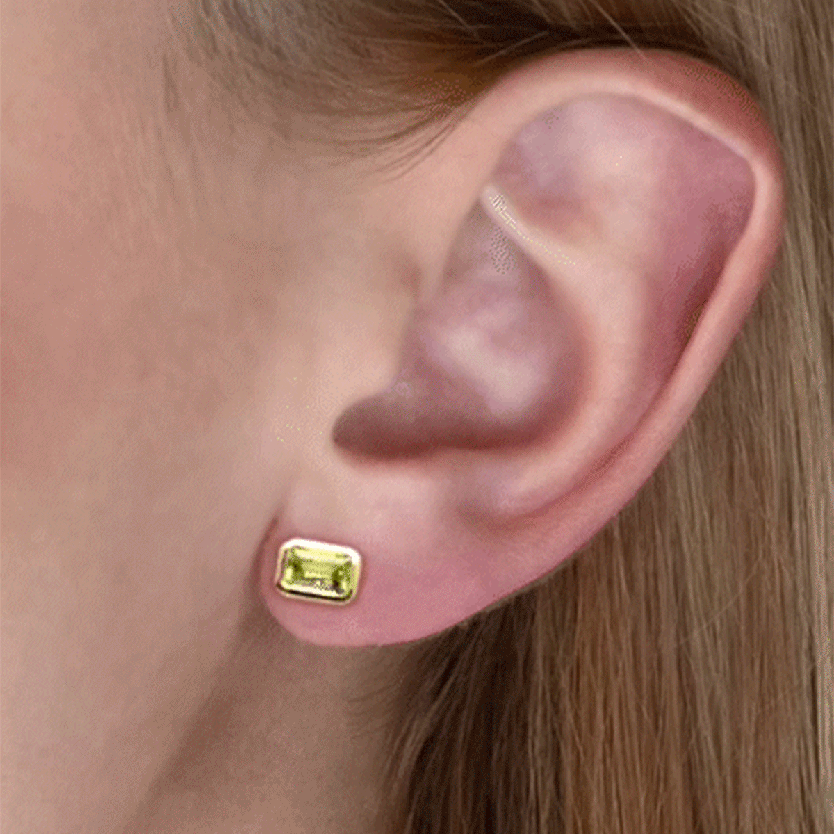 Gif de diferentes combinaciones de pendientes mix en la oreja.