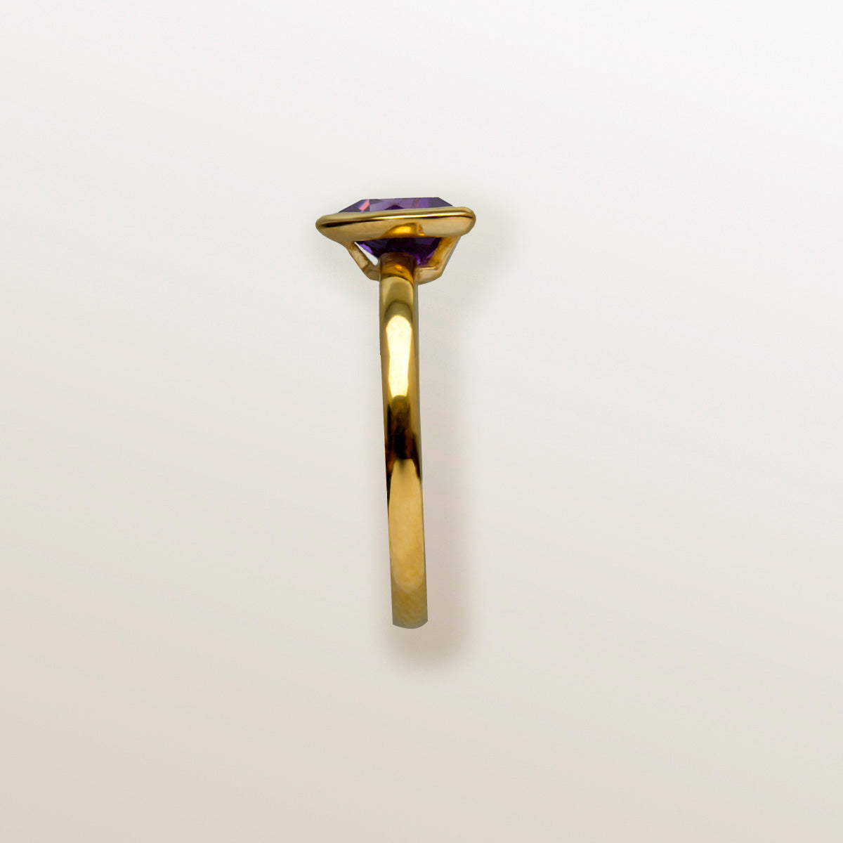 Anillo de Oro Vermeil amarillo, y amatista natural tallada en forma triangular