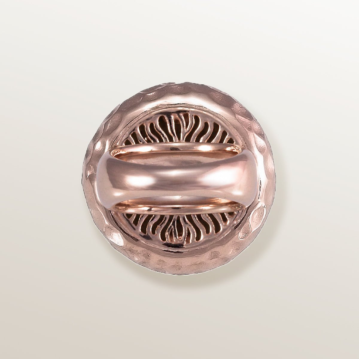 Anillo de Oro Vermeil rosa, en forma de seta, elaborado meticulosamente con acabado martelé, incluyendo la parte inferior con el detalle de las láminas.
Oro Vermeil rosa. Plata de 925 milésimas recubierta de 3 micras de oro rosa de 18 quilates.