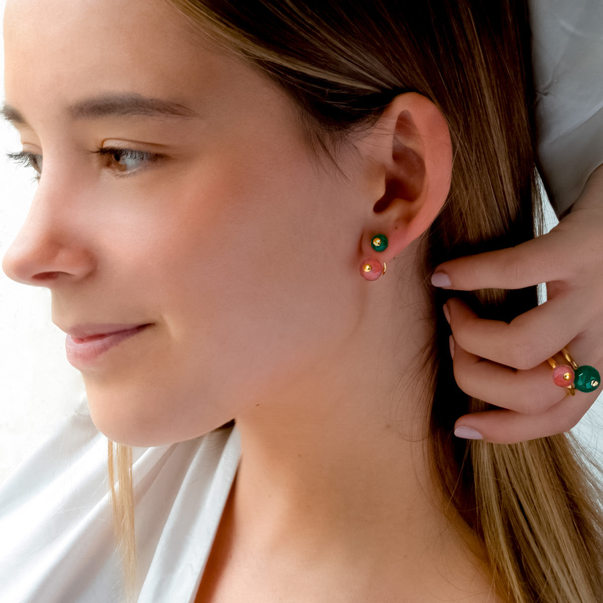 Modelo con Pendientes Ear jacket con Ágatas color verde oscuro talladas en forma de esfera facetada de 8 mm. Ágatas color rosa claro talladas en forma de esfera facetada de 10mm.
Oro Vermeil amarillo: Plata de 925 milésimas bañada con 3 micras de oro amarillo de 18 quilates