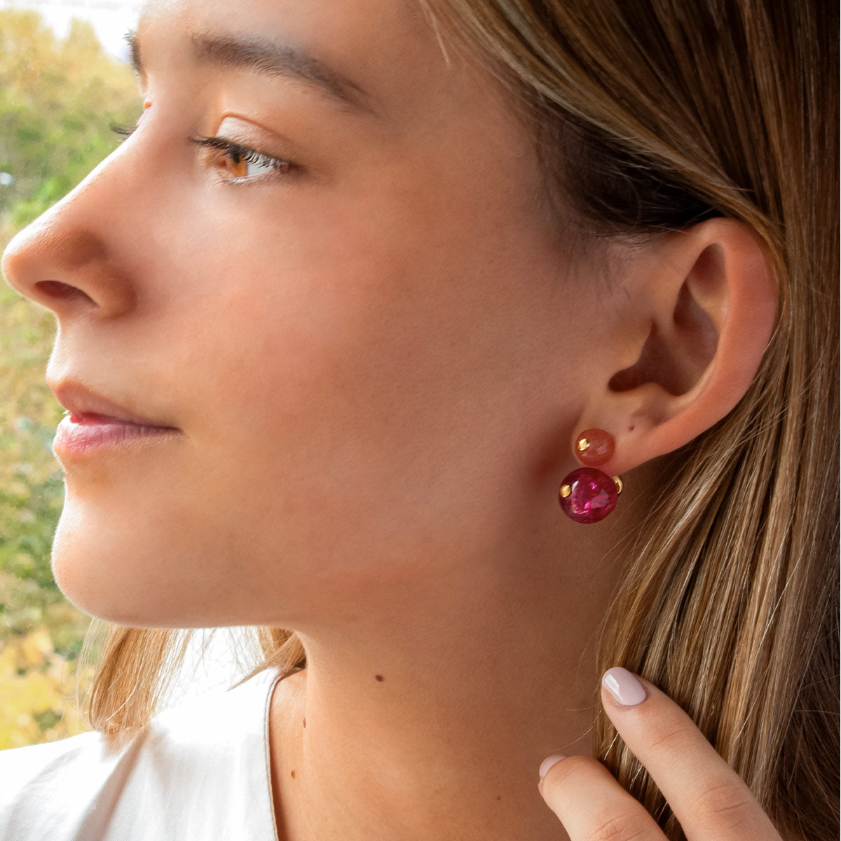 Modelo con pendientes Ear Jacket con Ágatas rosa talladas en forma de esfera facetada de 8 mm. Cuarzos fresa tallados en forma de esfera de 12mm.
Oro Vermeil amarillo: Plata de 925 milésimas bañada con 3 micras de oro amarillo de 18 quilates