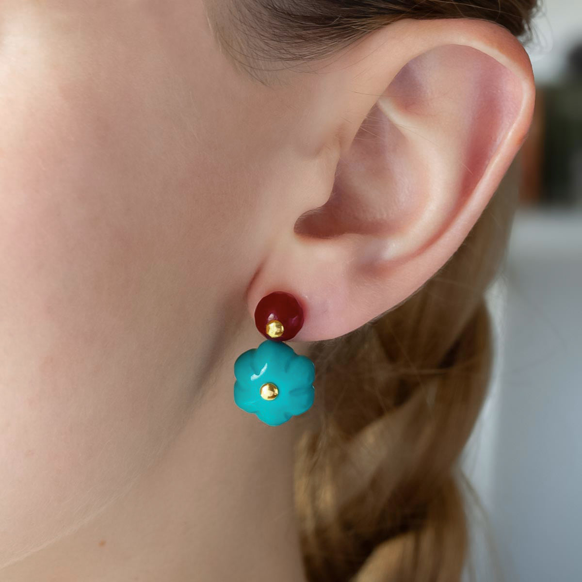 Modelo con pendientes Ear Jacket con Cuarzos fresa tallados en forma de esfera facetada de 8 mm. Turquesas talladas en forma de calabaza de 14mm. Oro Vermeil amarillo: Plata de 925 milésimas bañada con 3 micras de oro amarillo de 18 quilates.