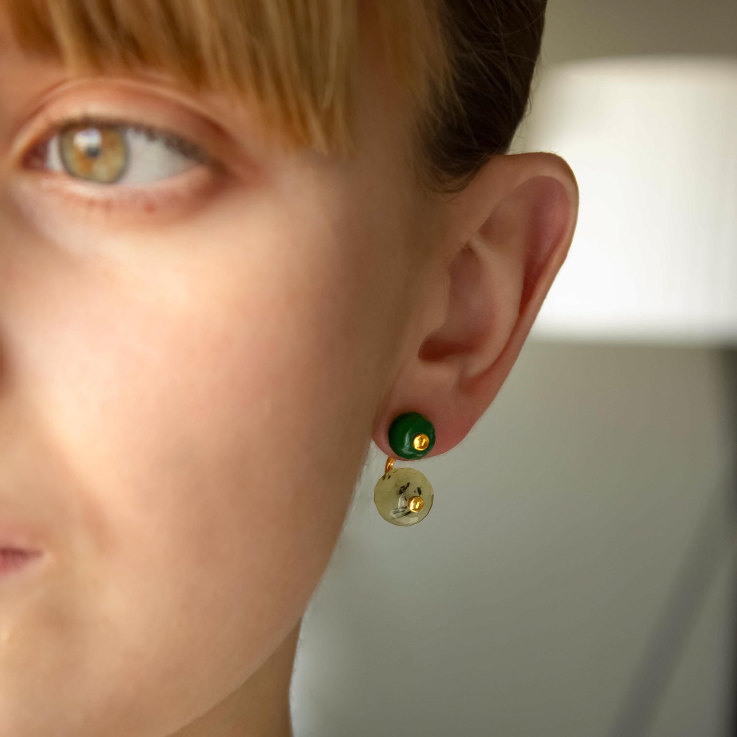 Modelo con pendientes con Ágatas color verde oscuro talladas en forma de esfera facetada de 8 mm y prenitas talladas en forma de esferas de 10mm.
Oro Vermeil amarillo: Plata de 925 milésimas bañada con 3 micras de oro amarillo de 18 quilates.