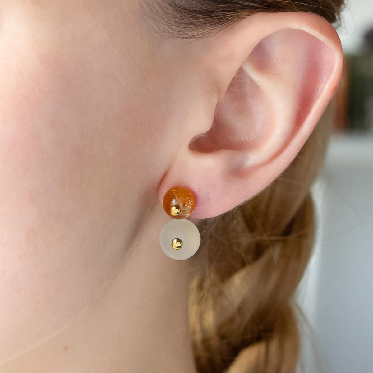 Modelo con pendientes de Cuarzos citrinos tallados en forma de esferas facetadas de 8 mm y cuarzos hialinos mate tallados en forma de esferas de 10mm.
Oro Vermeil amarillo: Plata de 925 milésimas bañada con 3 micras de oro amarillo de 18 quilates