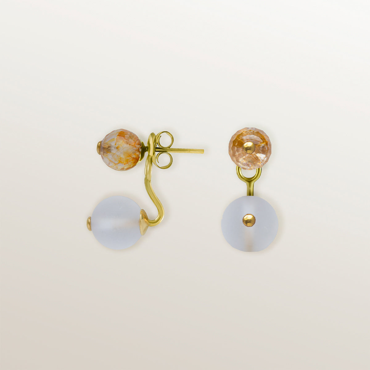 Cuarzos citrinos tallados en forma de esferas facetadas de 8 mm y cuarzos hialinos mate tallados en forma de esferas de 10mm.
Oro Vermeil amarillo: Plata de 925 milésimas bañada con 3 micras de oro amarillo de 18 quilates