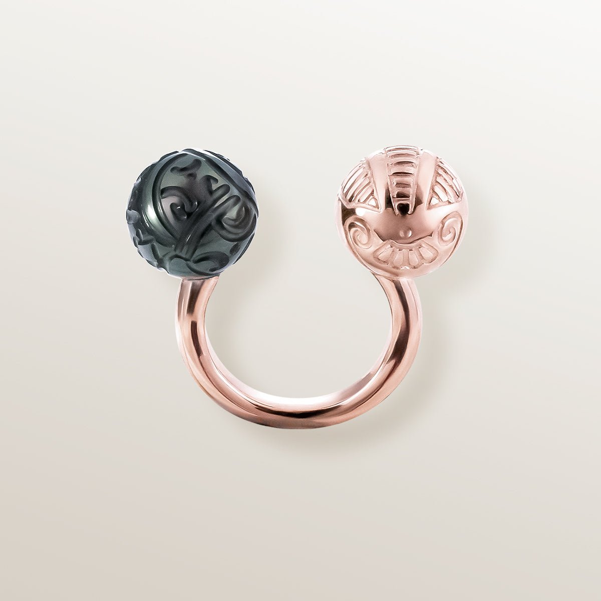 Anillo abierto en la parte superior de Oro Vermeil rosa: Plata de 925 milésimas recubierta de 3 micras de oro rosa.
Perla de Tahití de 12mm grabada a mano con motivos maorís.