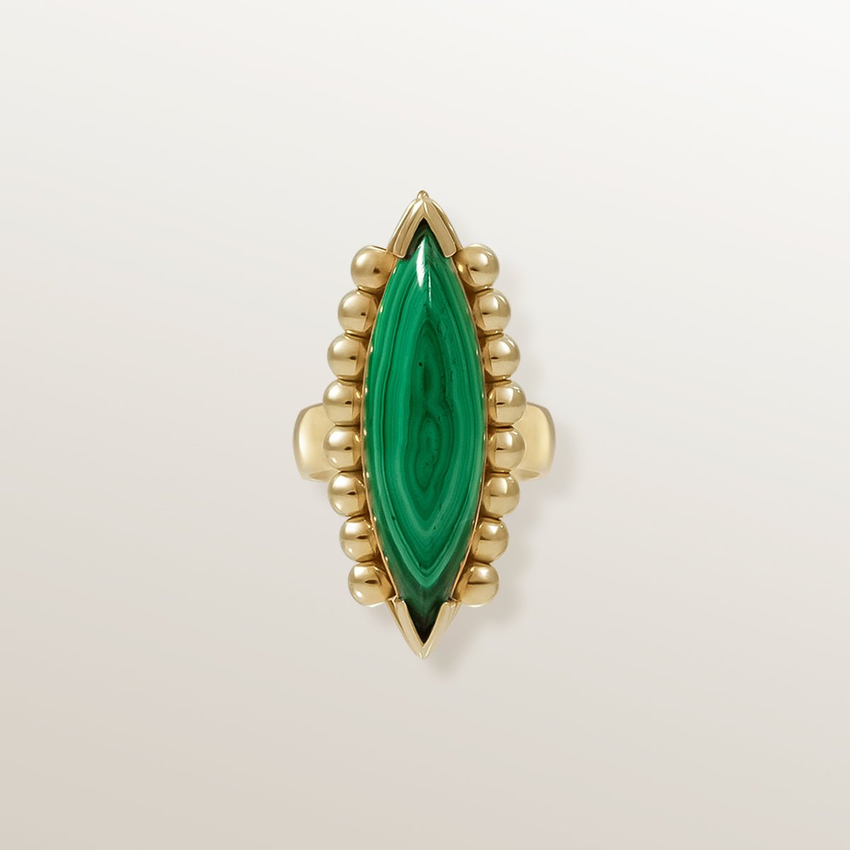 Anillo de Oro Vermeil amarillo: Plata de 925 milésimas recubierta con 3 micras de oro amarillo de 18 quilates.
Una Malaquita natural, talla marquesa cabujón de 32x9 mm.