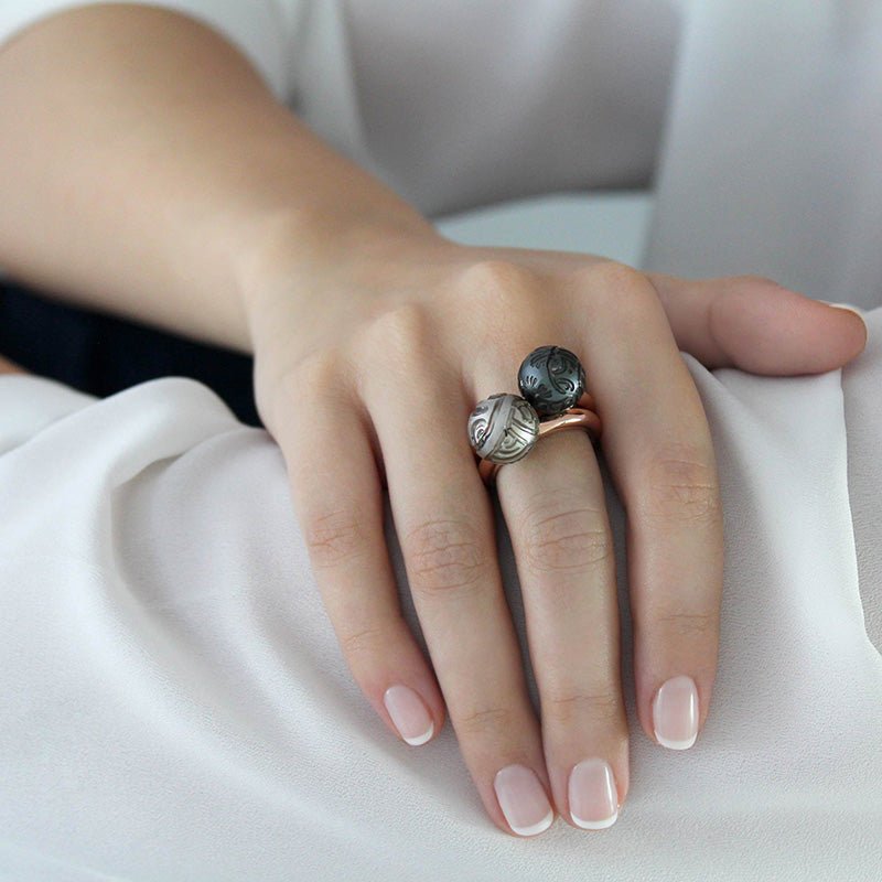 Mano con Anillo deOro Vermeil rosa: Plata de 925 milésimas recubierta de 3 micras de oro rosa.
Perla de Tahití de 12mm grabada a mano con motivos maorís.