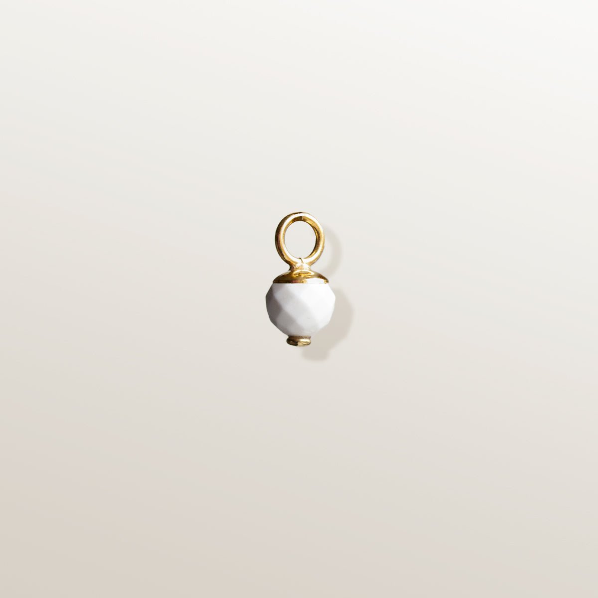 charm de Oro Vermeil amarillo: Plata de 925 milésimas recubierta con 3 micras de oro amarillo de 18 quilates.
Ágata Blanca tallada en forma de esfera de 8 mm de diámetro.