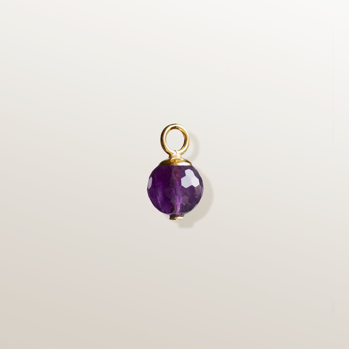 Charm de Oro Vermeil amarillo: Plata de 925 milésimas recubierta con 3 micras de oro amarillo de 18 quilates.
Amatista tallada en forma de esfera de 10 mm de diámetro.