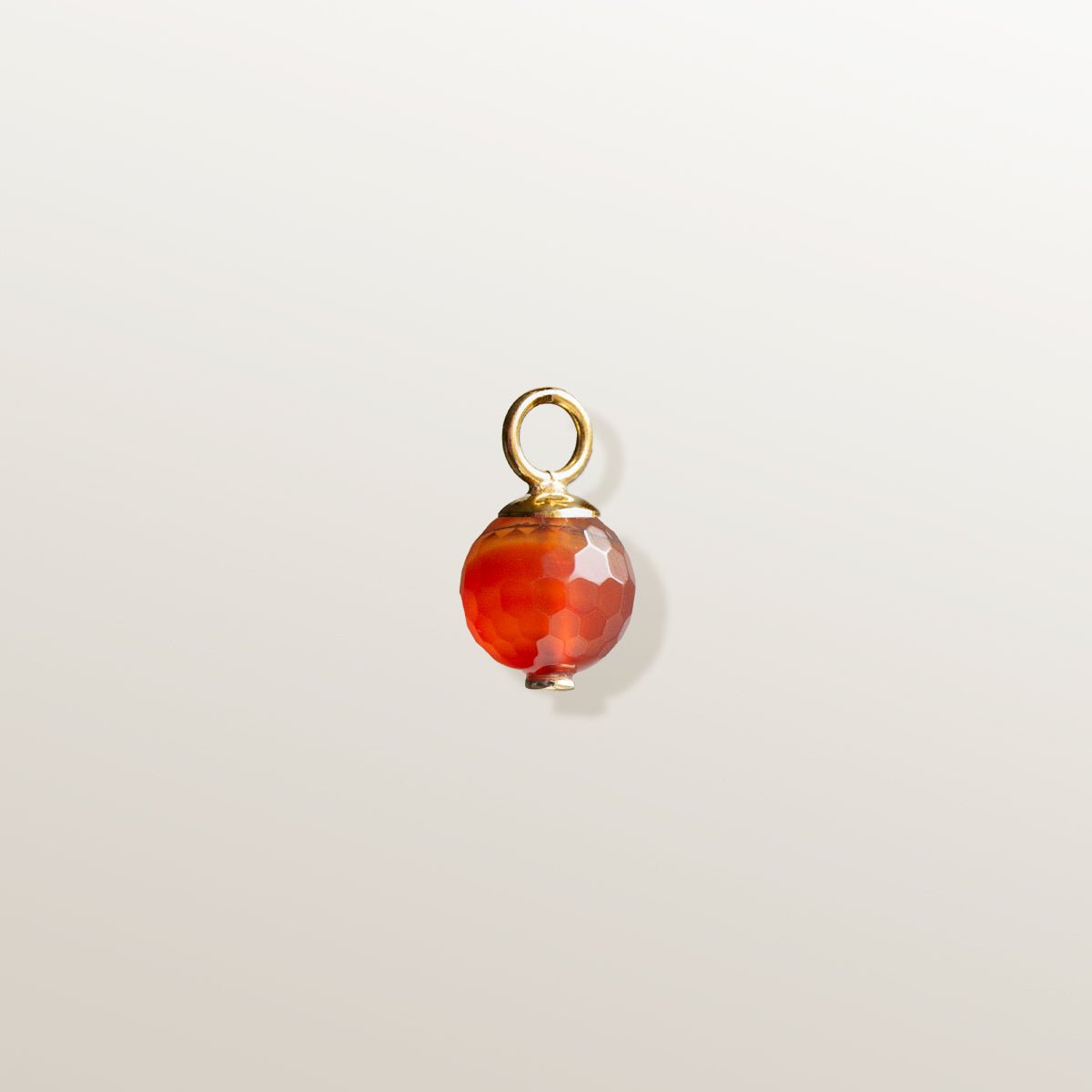 charm de Oro Vermeil amarillo: Plata de 925 milésimas recubierta con 3 micras de oro amarillo de 18 quilates.
Carneola tallada en forma de esfera de 10 mm de diámetro.