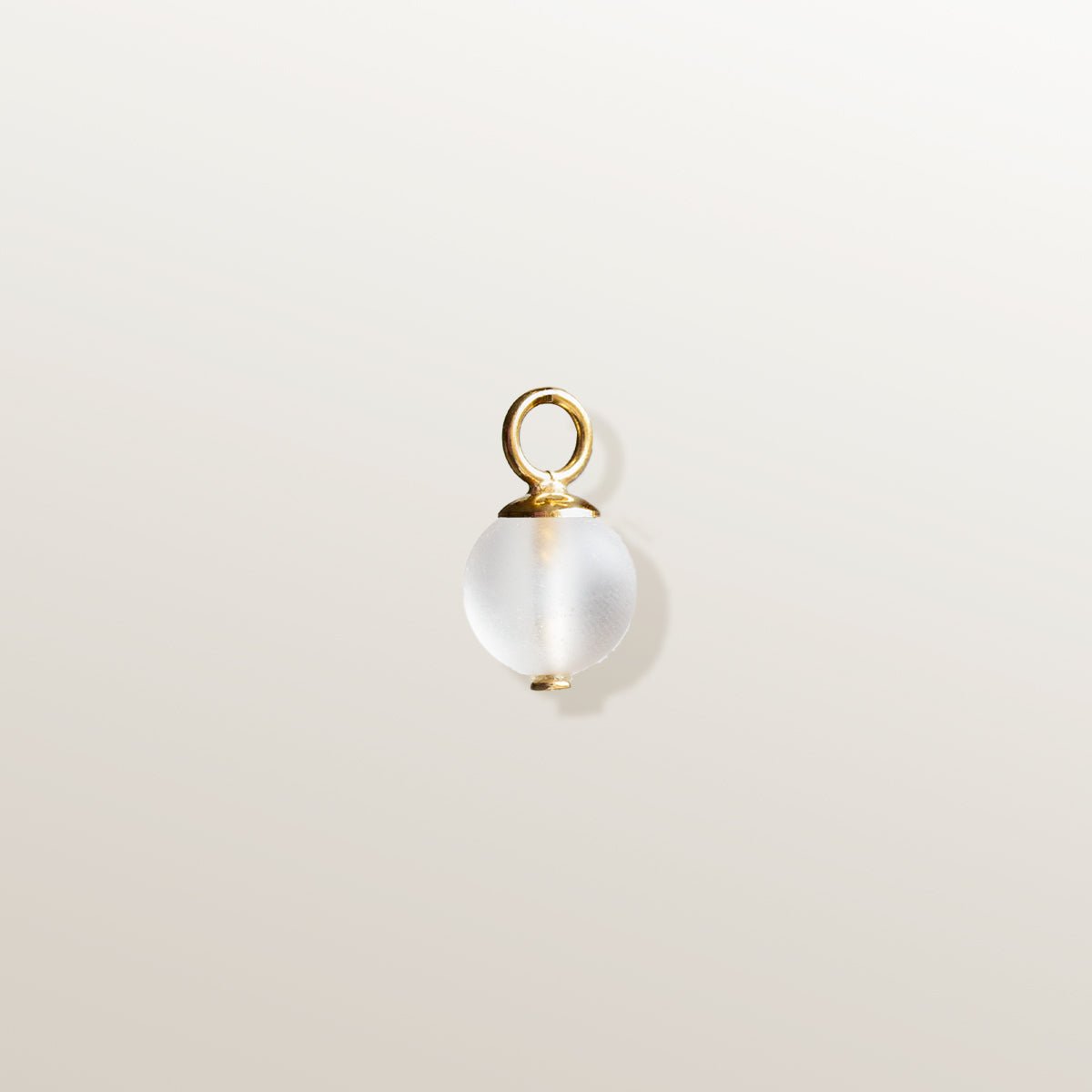 Charm de Oro Vermeil amarillo: Plata de 925 milésimas recubierta con 3 micras de oro amarillo de 18 quilates.
Cristal de Roca Mate tallado en forma de esfera de 10 mm de diámetro.