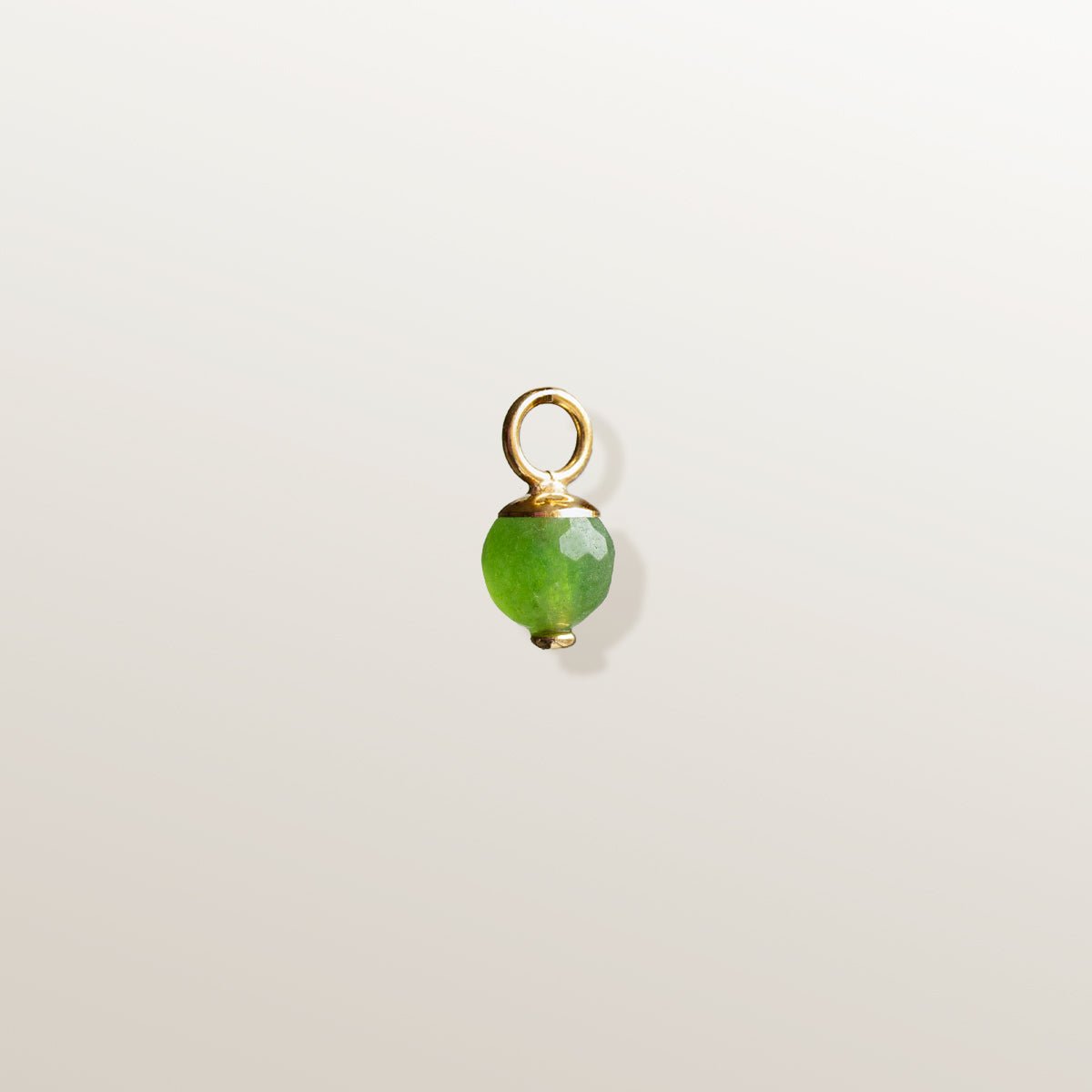 Charm de Oro Vermeil amarillo: Plata de 925 milésimas recubierta con 3 micras de oro amarillo de 18 quilates.
Peridoto tallado en forma de esfera facetada de 10 mm de diámetro.