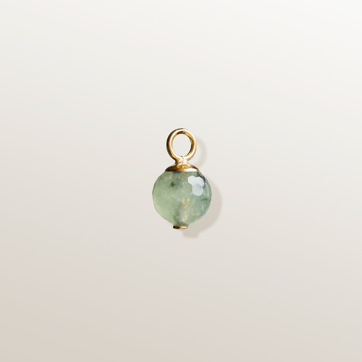 Charm de Oro Vermeil amarillo: Plata de 925 milésimas recubierta con 3 micras de oro amarillo de 18 quilates.
Prehnita tallado en forma de esfera de 10 mm de diámetro.