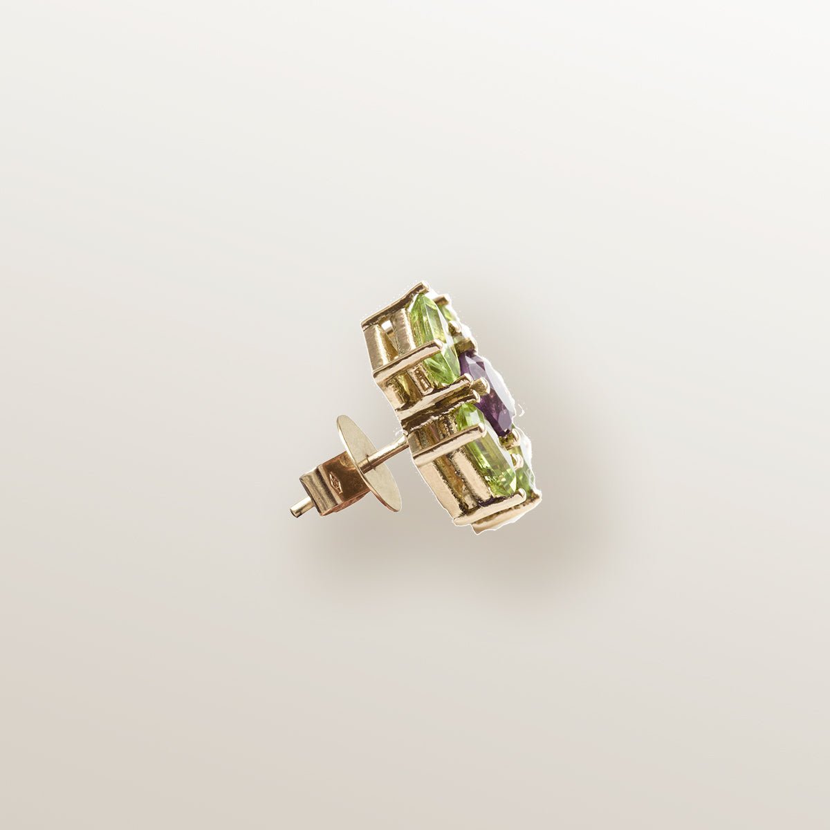 Pendiente de oro amarillo cuajado de amatista y peridotos.