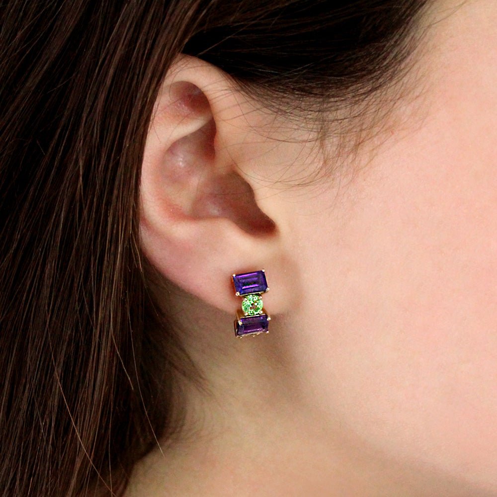 Modelo con Pendientes tipo medio aro o criolla eternity de Oro rosa de 750 milésimas. 4 amatistas talla octogonal de 6 x 4mm y 4 topacios peridotos talla redonda facetada de 4mm.