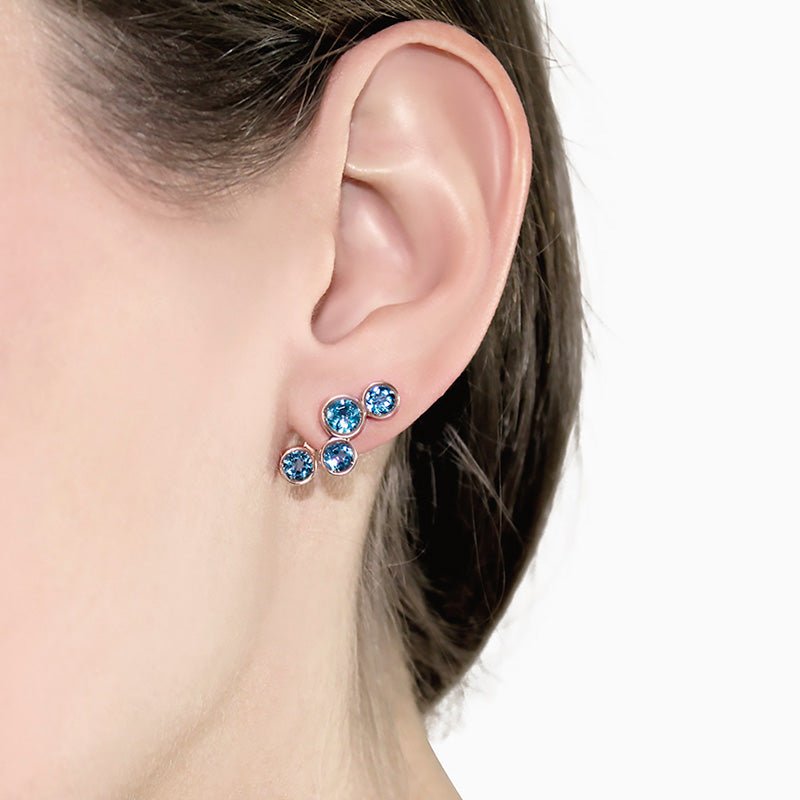 Modelo con Pendientes de Oro Vermeil rosa y 8 topacios azules naturales.