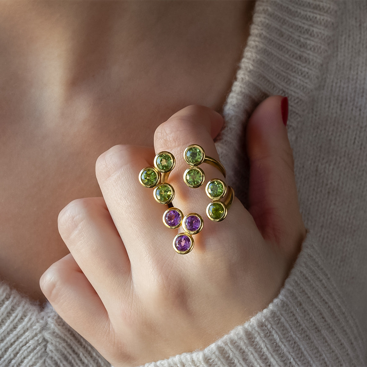 Mano con Anillo de Oro Vermeil amarillo, amatistas y 7 peridotos naturales talla brillante de 5mm.