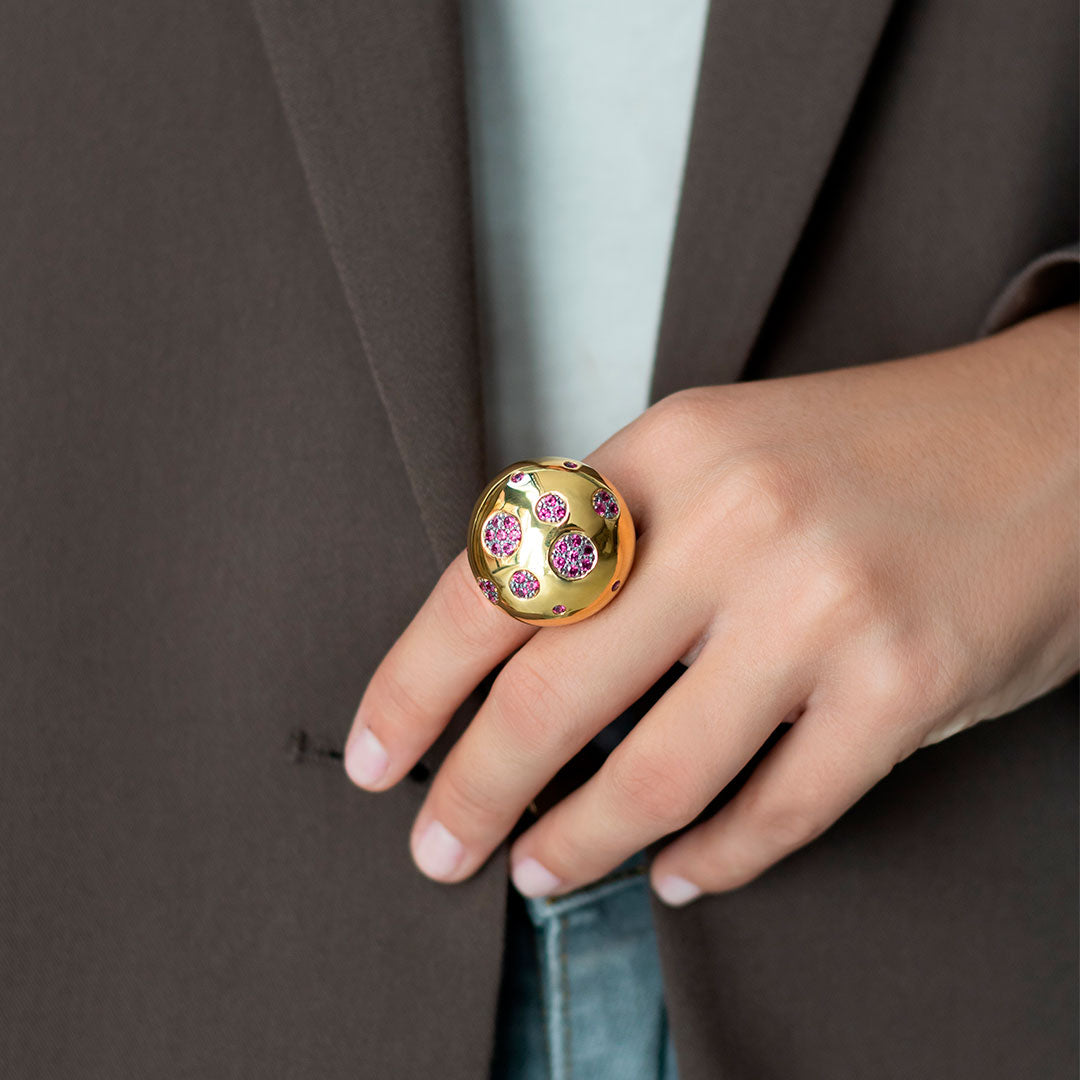 Anillo dorado con piedras violetas, diseño de seta