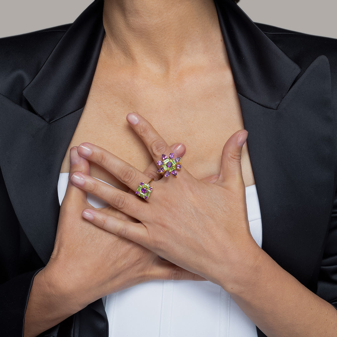 Anillo de oro amarillo con forma de estrella cuajada de amatistas y peridotos y Anillo de oro amarillo con forma cuadrada cuajada de amatistas y peridotos.