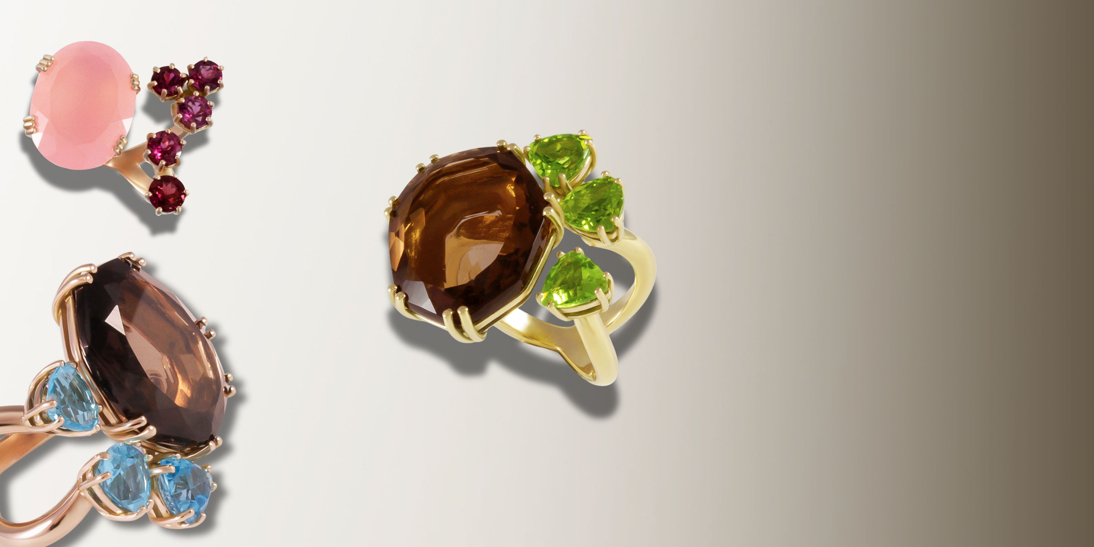 Anillo de oro amarillo de 750 milésimas con forma de hueso de la suerte, cuarzo ahumado talla fantasía y 3 peridotos triangulares.