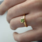 Mano con Anillo de Oro Vermeil amarillo, y peridoto natural tallado en forma de brillante.