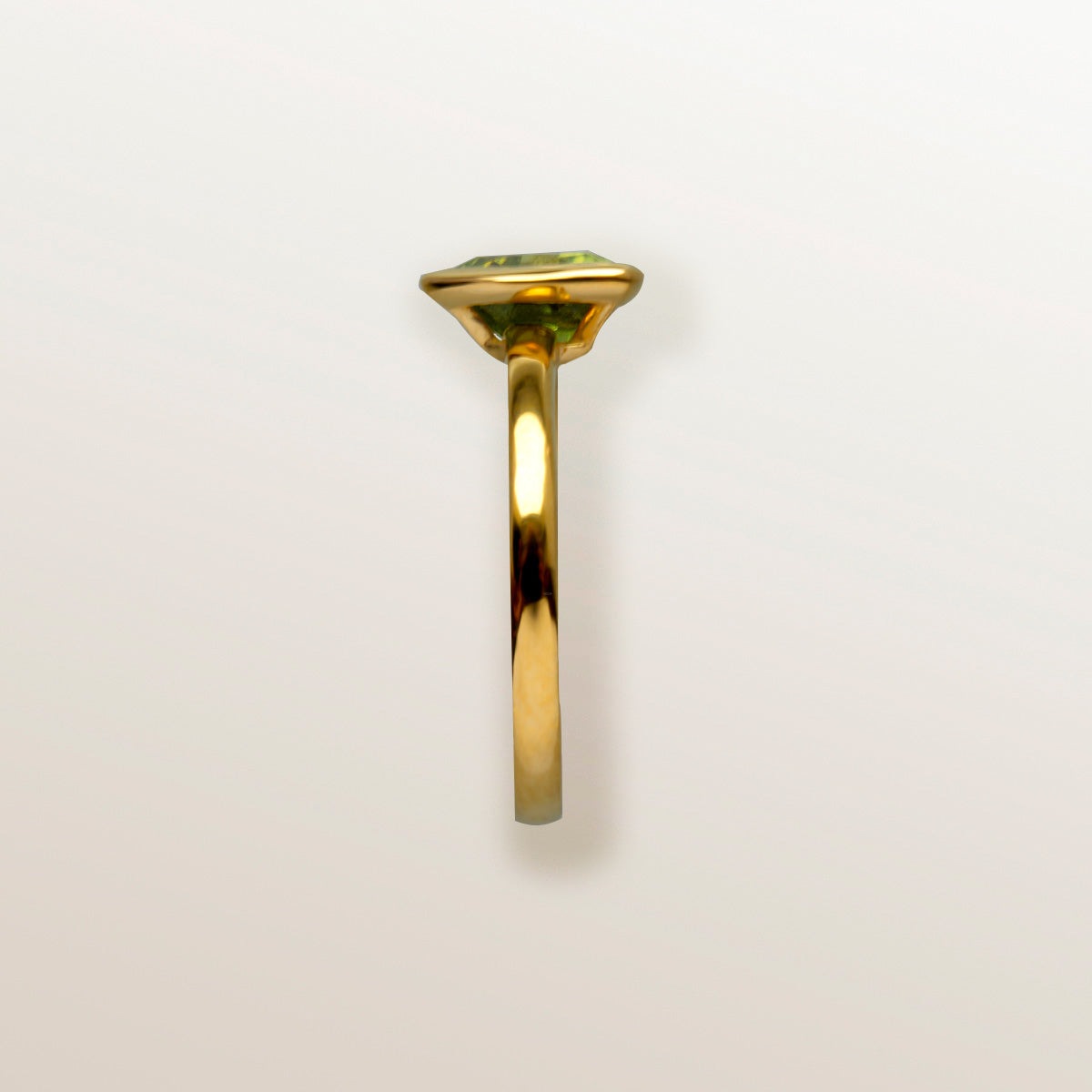 Mano con Anillo de Oro Vermeil amarillo, y peridoto natural tallado en forma triangular