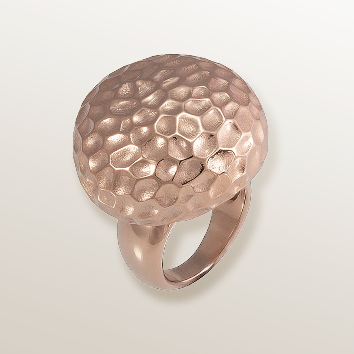 Anillo de Oro Vermeil rosa, en forma de seta, elaborado meticulosamente con acabado martelé, incluyendo la parte inferior con el detalle de las láminas.
Oro Vermeil rosa. Plata de 925 milésimas recubierta de 3 micras de oro rosa de 18 quilates.

