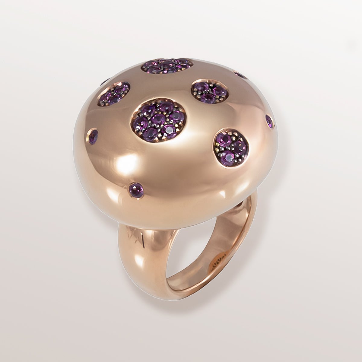 Anillo tamaño XL de Oro Vermeil rosa de 18 quilates, en forma de seta con lunares cuajados de granates rodolitas naturales.