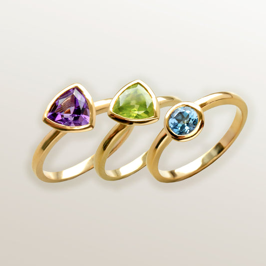 Combinación de 3 anillos de Oro Vermeil amarillo, con piedras amatista natural tallada en forma triangular ("trillion"), peridoto natural en forma triangular&nbsp;("trillion") y topacio azul brillante.