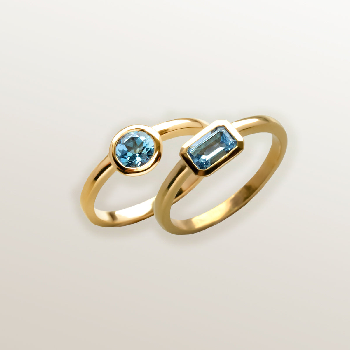 Combinación de 2 anillos de Oro Vermeil amarillo, con piedras topacio azul natural tallada en forma de brillante y octogonal.