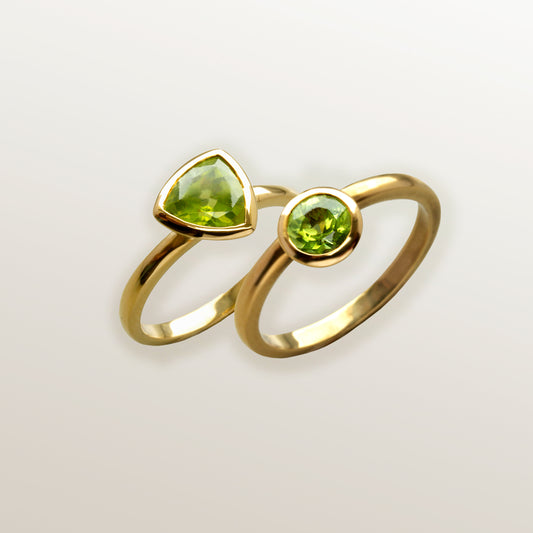 Combinación de 2 anillos de Oro Vermeil amarillo, con piedras peridoto natural tallada en forma triangular  y brillante.