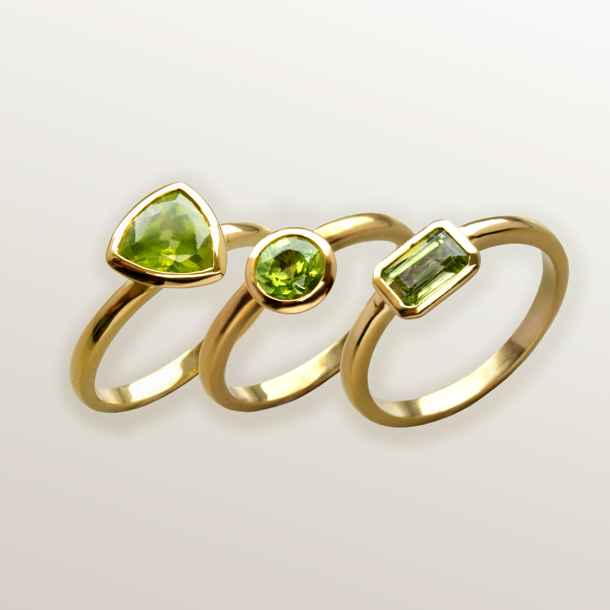 Combinación de 3 anillos de Oro Vermeil amarillo, con piedras peridoto natural tallada en forma triangular, brillante y octogonal.