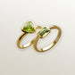 Combinación de 2 anillos de Oro Vermeil amarillo, con piedras peridoto natural tallada en forma triangular y octogonal.