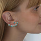 Modelo con Pendiente desmontable "ear jacket" de Oro Vermeil amarillo, con 3 topacios azules naturales talla octogonal de 6 x 4mm y 3 topacios azules talla brillante de 5mm de diámetro.