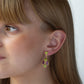 Modelo con Pendientes desmontables tipo “ear jacket” de Oro Vermeil amarillo, 6 peridotos naturales talla brillante de 5mm de diámetro y 4 amatistas talla octogonal de 6 x 4mm.