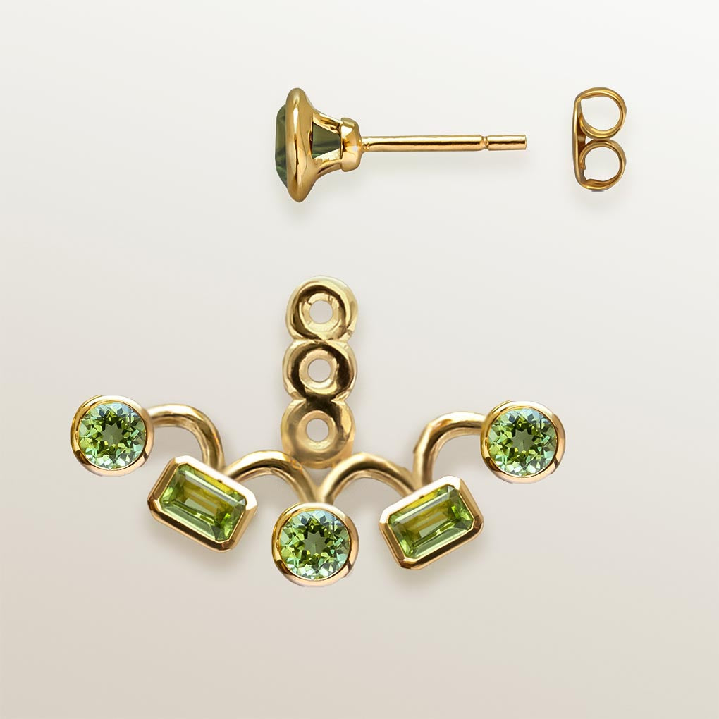 Pendiente desmontable "ear jacket" de Oro Vermeil amarillo, con 3 peridotos naturales talla octogonal de 6 x 4mm y 3 peridotos talla brillante de 5mm de diámetro.