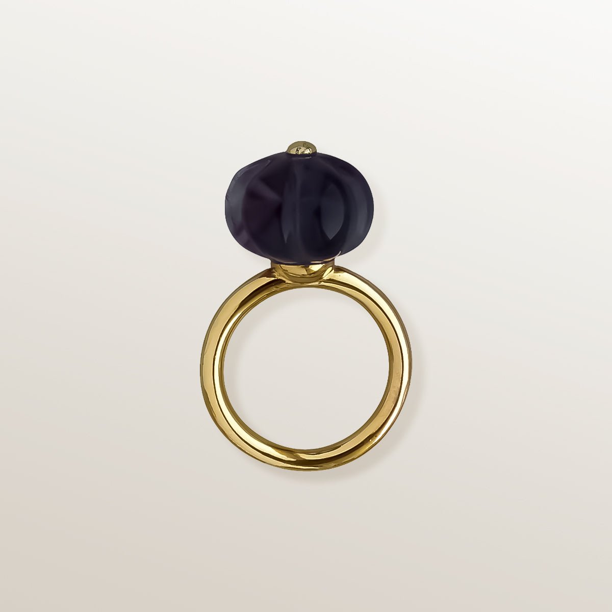 Modelo con Anillo de Oro Vermeil amarillo, con piedra fluorita XL