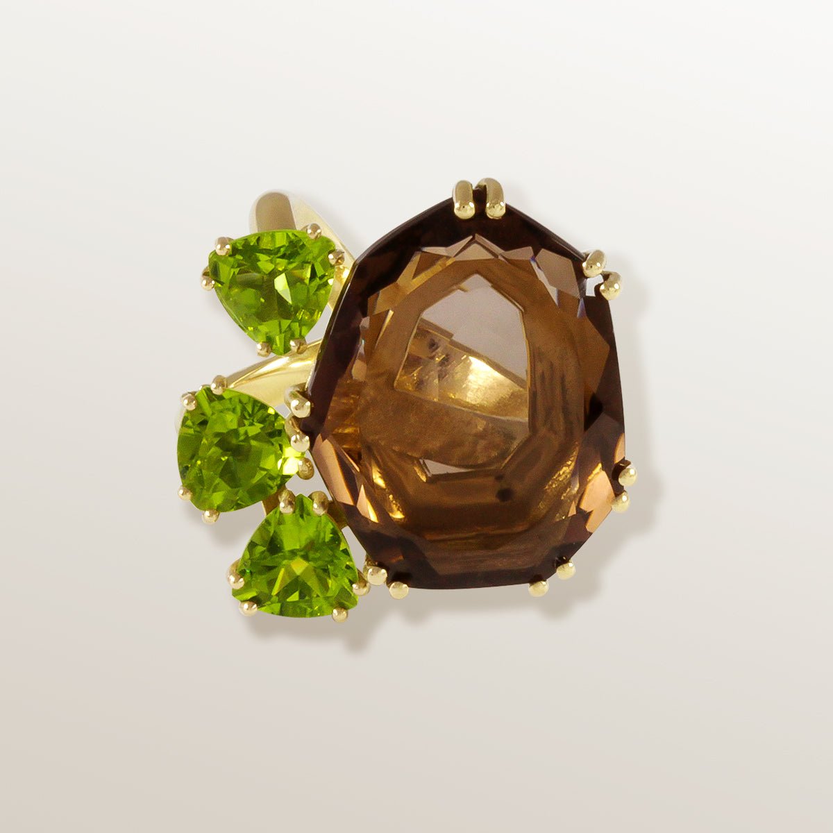 Anillo de oro amarillo de 750 milésimas con forma de hueso de la suerte, cuarzo ahumado talla fantasía y 3 peridotos triangulares