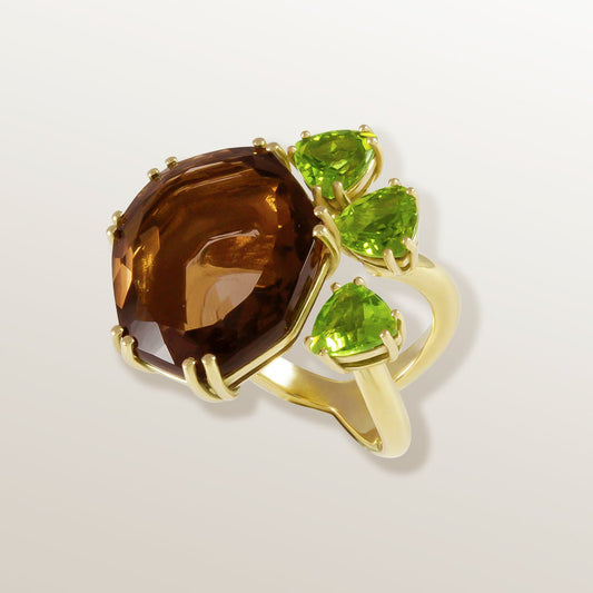 Anillo de oro amarillo de 750 milésimas con forma de hueso de la suerte, cuarzo ahumado talla fantasía y 3 peridotos triangulares