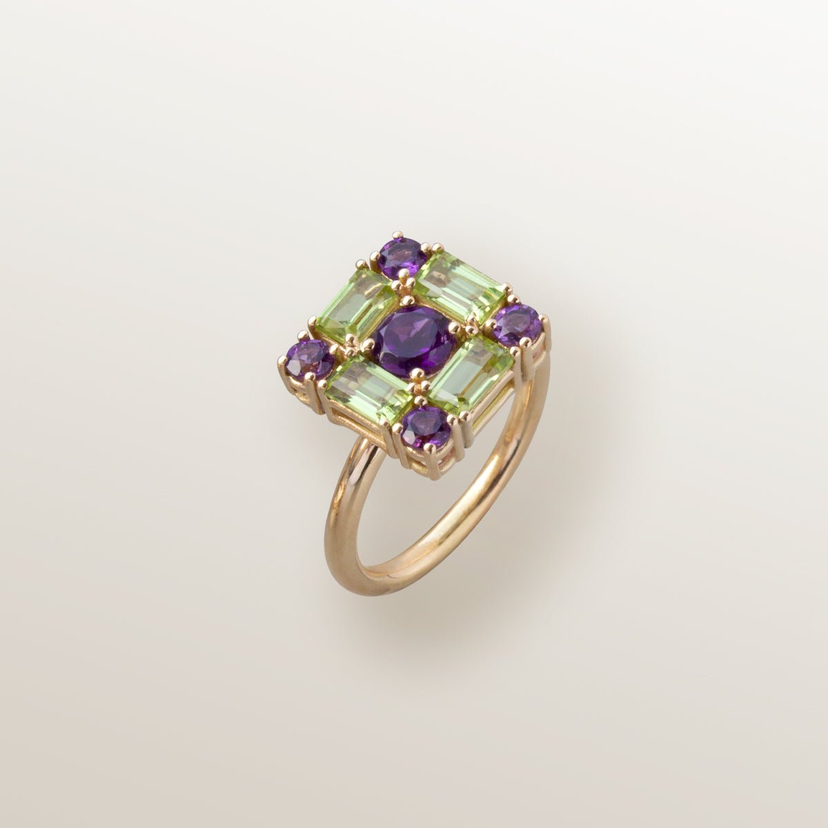 Anillo de oro amarillo con forma cuadrada cuajada de amatistas y peridotos.