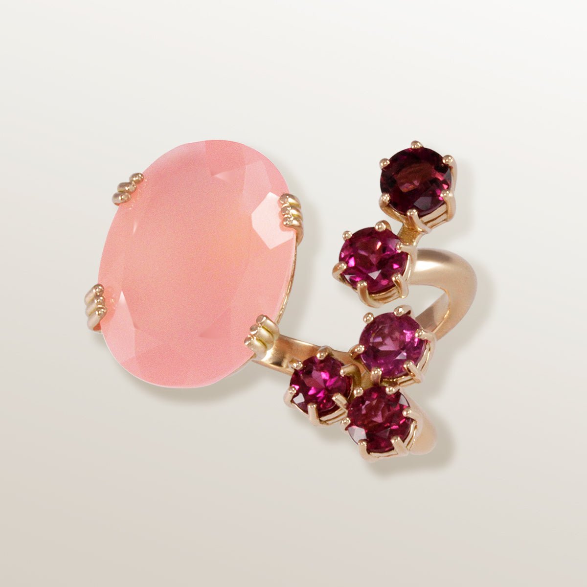 Anillo de oro rosa de 750 milésimas con aro en forma de hueso de la suerte, ágata rosa y 5 turmalinas rosa intenso.