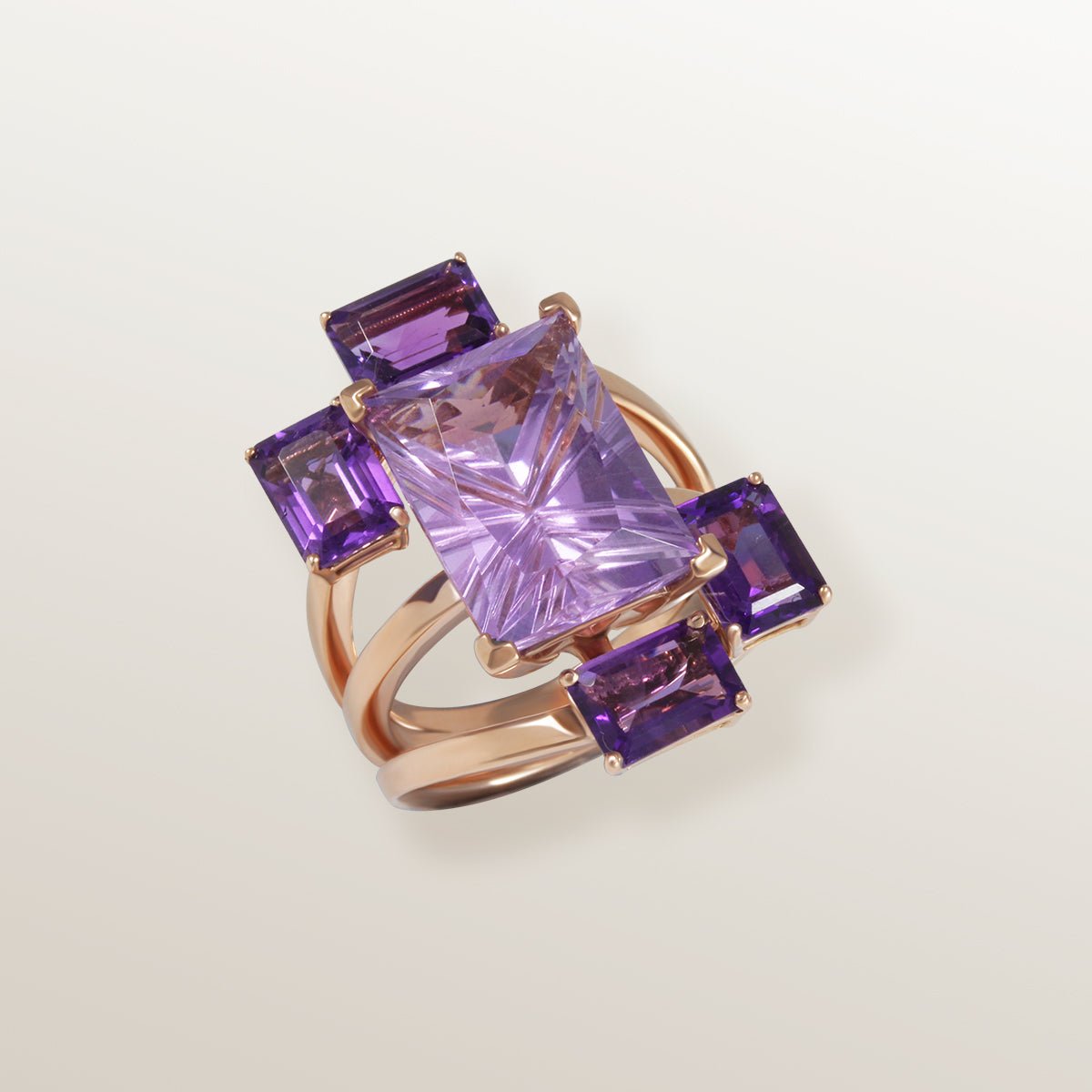 Anillo de oro rosa con Amatista color lila en talla Laser Cut rectangular en el centro y 4 piedras laterales Amatista color morado intenso.