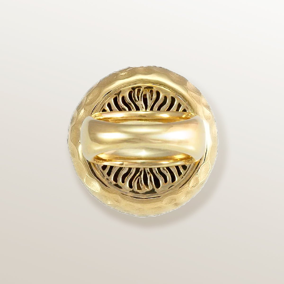 Anillo de Oro Vermeil amarillo en forma de seta, elaborado meticulosamente con acabado martelé, incluyendo la parte inferior con el detalle de las láminas que podemos ver en las auténticas setas.