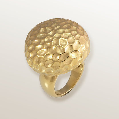 Anillo de Oro Vermeil amarillo en forma de seta, elaborado meticulosamente con acabado martelé, incluyendo la parte inferior con el detalle de las láminas que podemos ver en las auténticas setas.