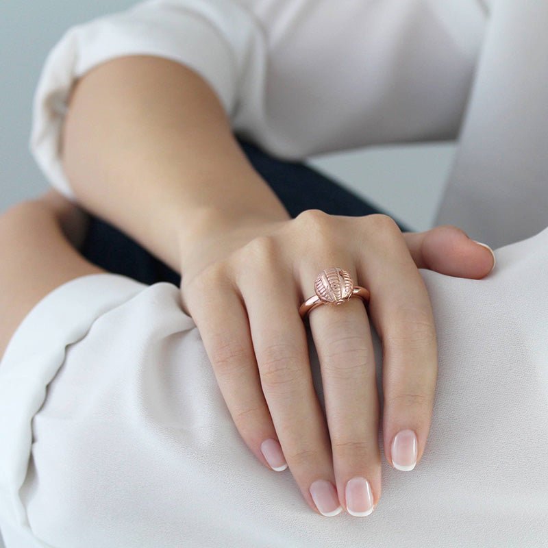 Mano con Anillo de Vermeil de oro rosa de 18 quilates, con esfera grabada con motivos de tatuajes Maorís.