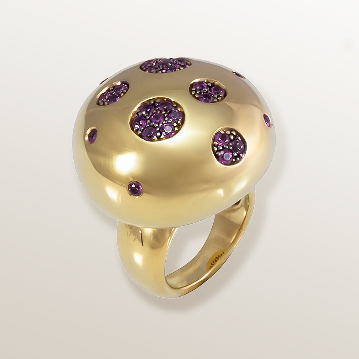 Anillo tamaño XL de Oro Vermeil amarillo de 18 quilates, en forma de seta con lunares cuajados de granates rodolitas naturales.