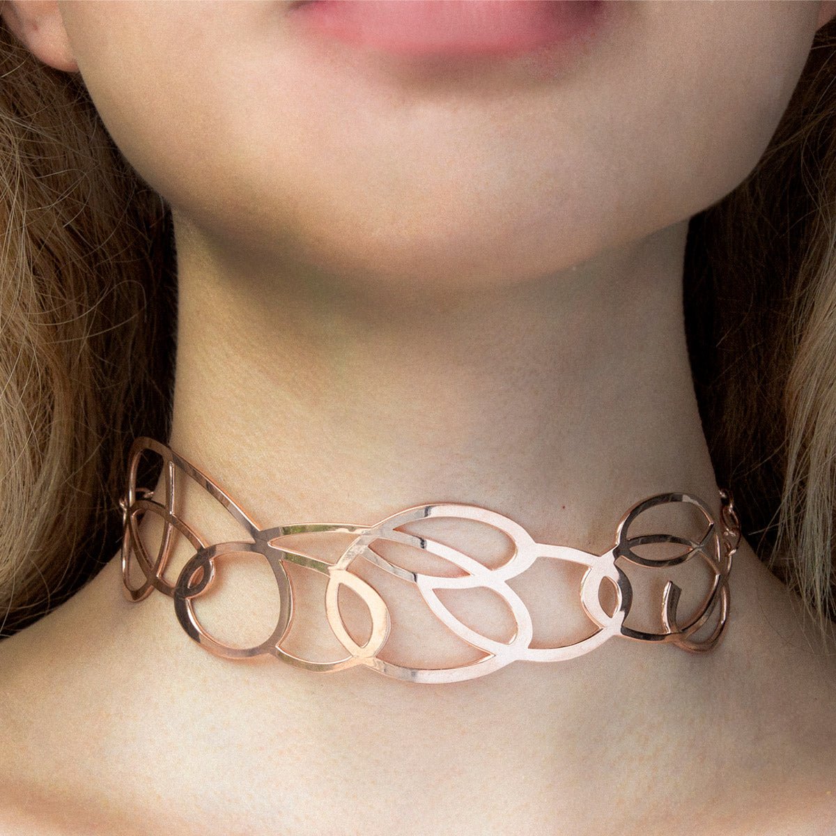 Modelo con Collar tipo "choker" de Oro Vermeil rosa. Visualmente ligero, por su calado en forma de laberinto, siguiendo un único trazo continuo.