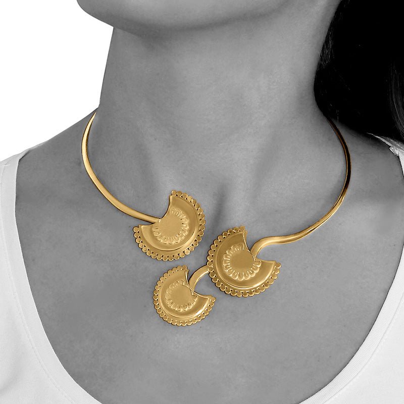 Modelo luciendo el Collar rígido abierto en la parte frontal de Vermeil de oro amarillo de 18 quilates, con tres flores estilizadas elaborado uniendo el trabajo artesanal con la tecnología láser